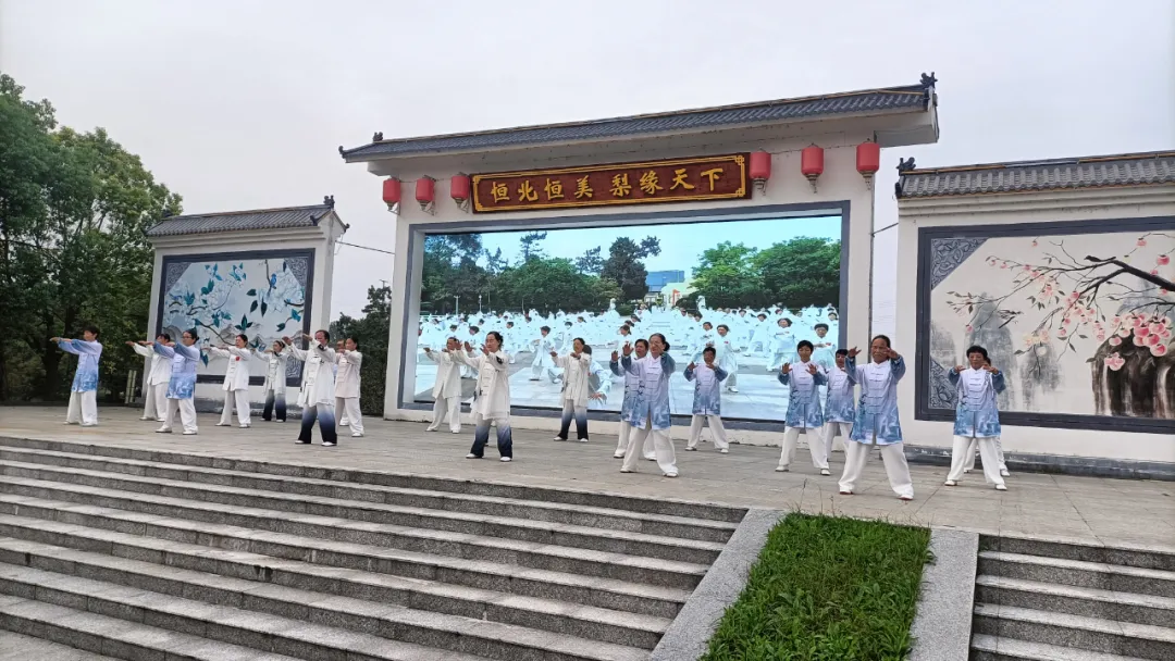 大丰这个团队在恒北村的展演太精彩了，89岁老太太在台下跟着音乐起舞！