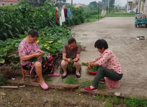 爸爸死了，妈妈离开了，大丰开发区18岁女孩从没这么打扮过