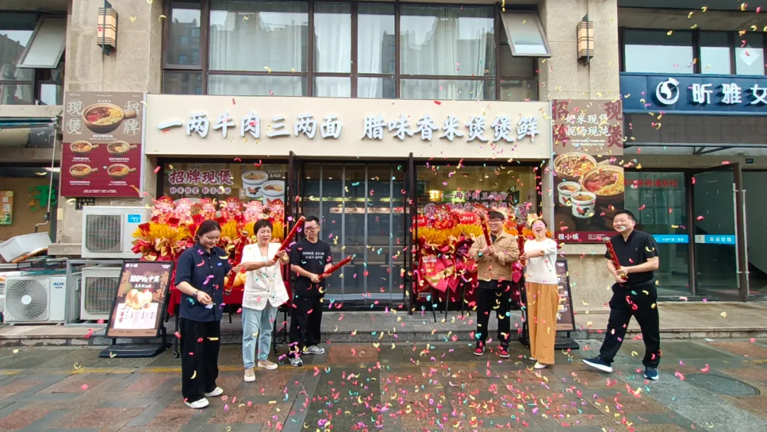 大丰这家美食店城东分店开张，试营业间老板娘邀请一群老人“开洋荤”！