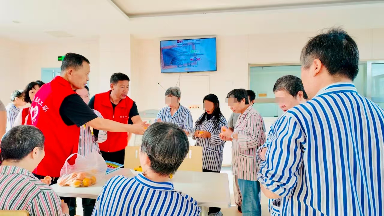 因为被别人帮助，所以大丰这对母子用这样的方式去传递善意……