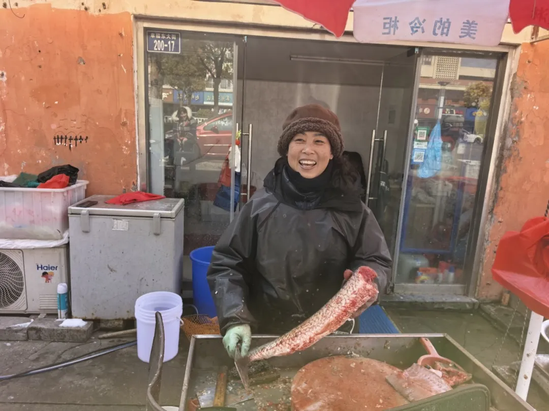 在大丰幸福路买鱼，意外撞见“鱼娘西施”，把我看呆了……
