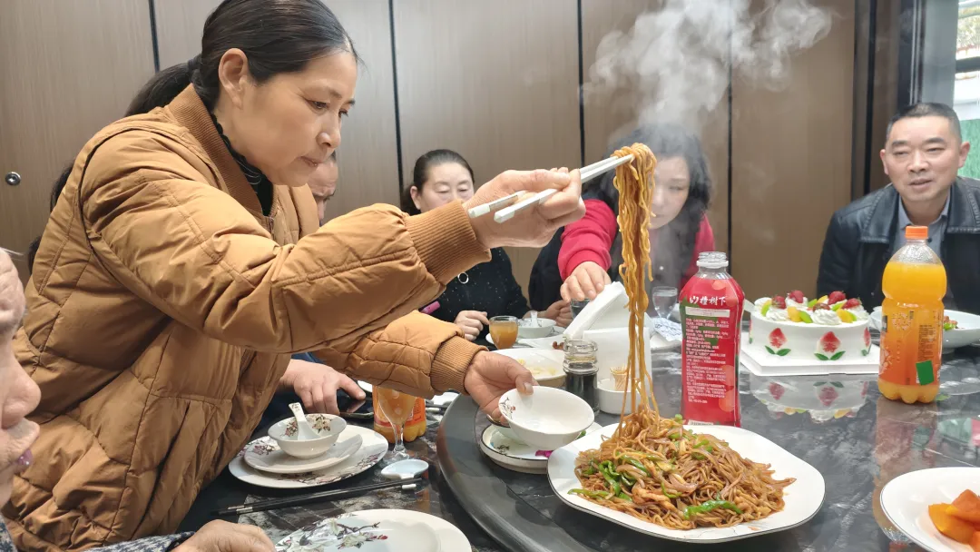 小聚过后，大家都要AA，但大丰这个女子偏不同意……