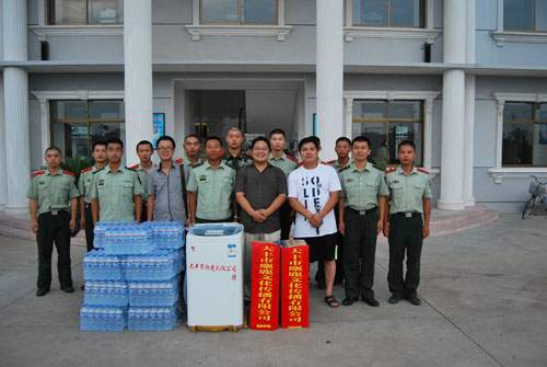 我市青年企业家慰问驻地部队