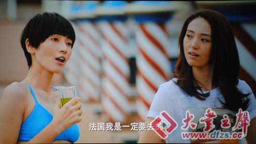 游泳池边的杨晓芸,夏琳谈男友谈未来的事业. 摄影:大丰之声一言