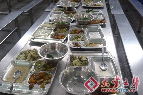 学生们普遍饭菜吃不掉,浪费现象普遍.