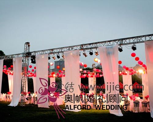 紫红色的草坪婚礼炫美靓丽