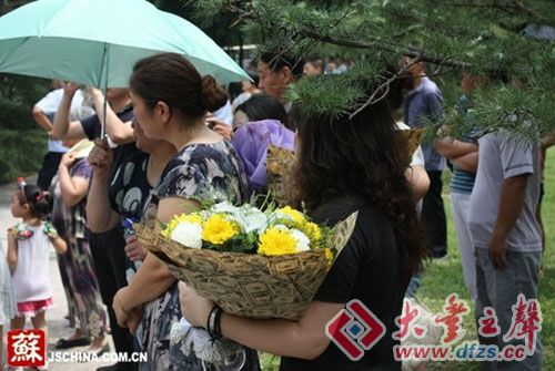 罗昊的战友和献花的市民上午10时30分,市政府,盐城军分区在盐城市烈士