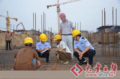 假民警上门登记人口_民警上门登记
