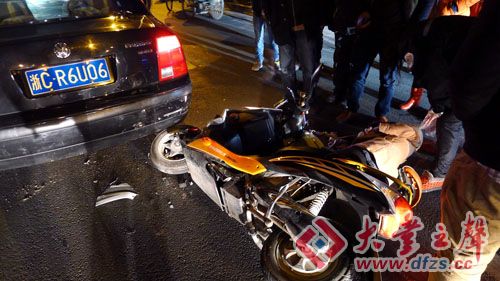 小汽车制动停车 电动车追尾倒地高清图片