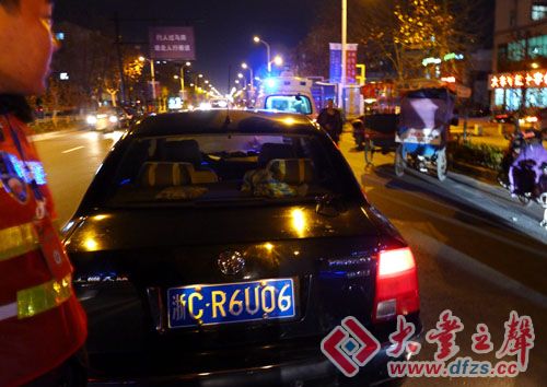 小汽车制动停车 电动车追尾倒地高清图片