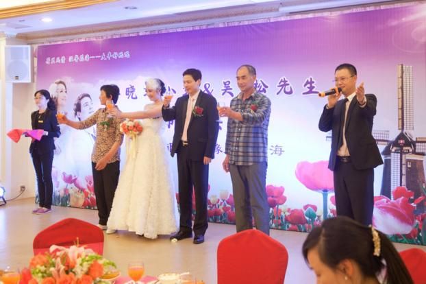 消防官兵和市民联欢庆祝第四个消防节