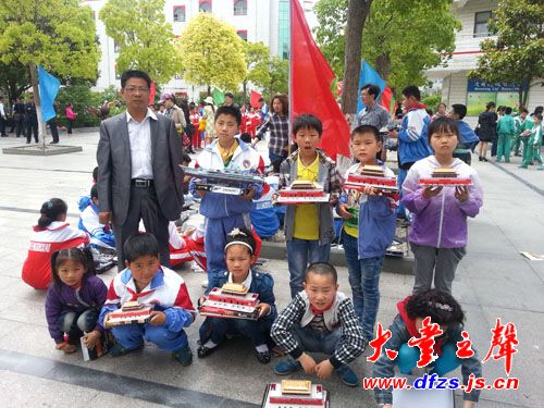 白驹小学学生在大丰分赛区比赛时留影.
