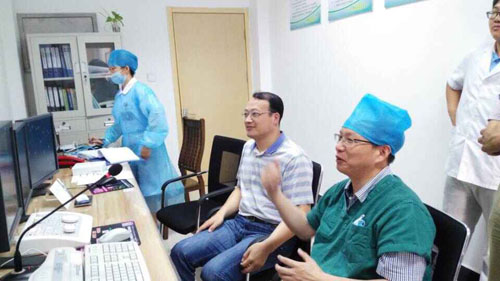 他们在同一家医院工作用英语怎么说-在一家医