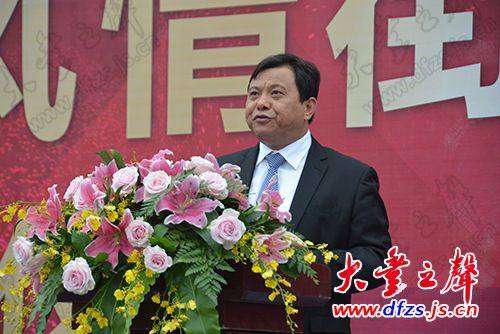 新丰镇党委书记李实业在竣工仪式上发表了热情洋溢的致辞.