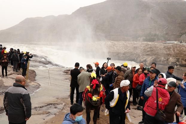 黄河壶口瀑布景区：阴沉天气游客观景兴致不减