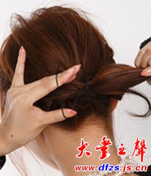 把辫子和背部的头发用橡胶固定