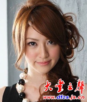华丽妩媚感的长卷发发型