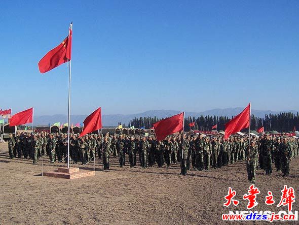 图文:演练结束部队撤离战场