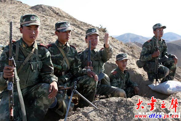 参演部队某部班长肖明亮为本班战士介绍敌情,布置战斗任务