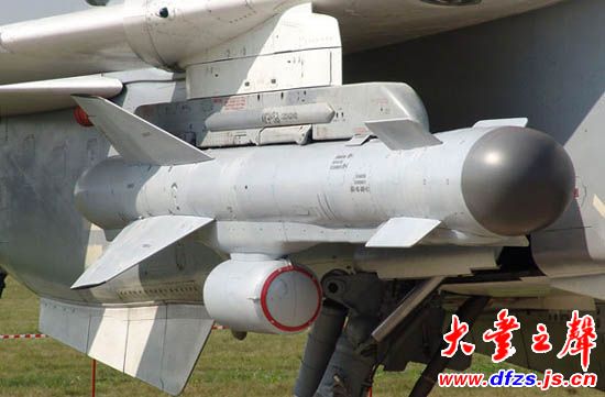 图文:中国轰-6型轰炸机和kd-63型空面导弹