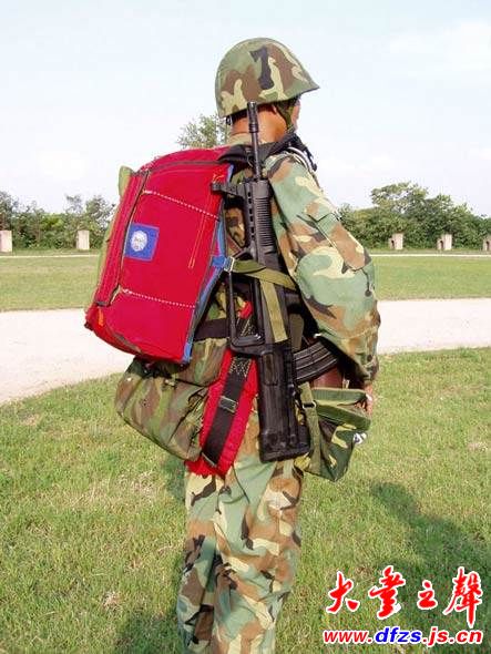 图文:我军全副武装的空降兵装备