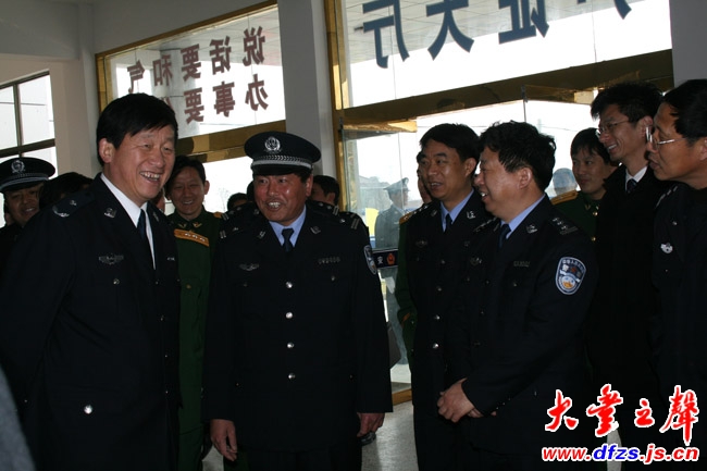 首创"3456"消防工作法的民警单俊发(前排左二)受到大丰市公安局局长戴