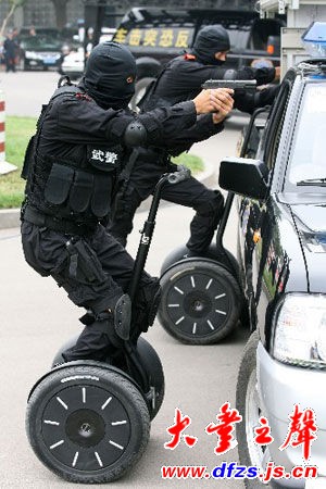 中国特警驾单兵反恐突击车可行进中射击(图)