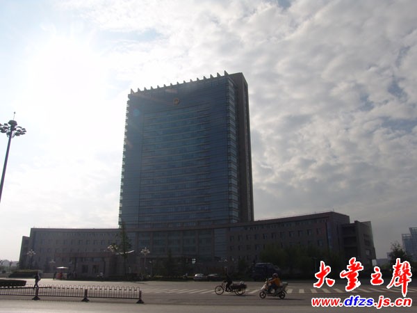 朝阳中的市政府办公大楼. 摄影:大丰之声 一言
